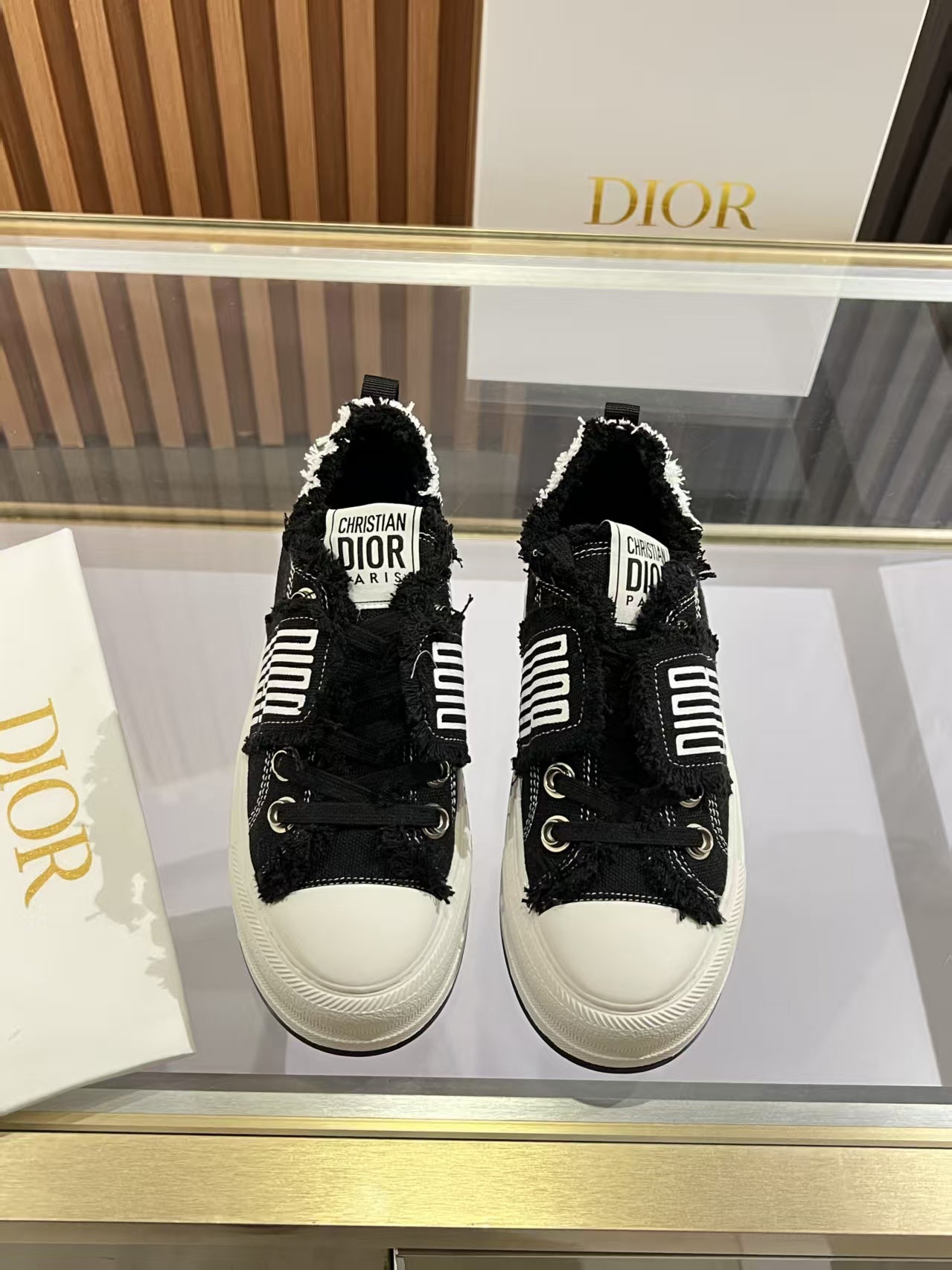 Black & White Walk'n Platform Sneaker