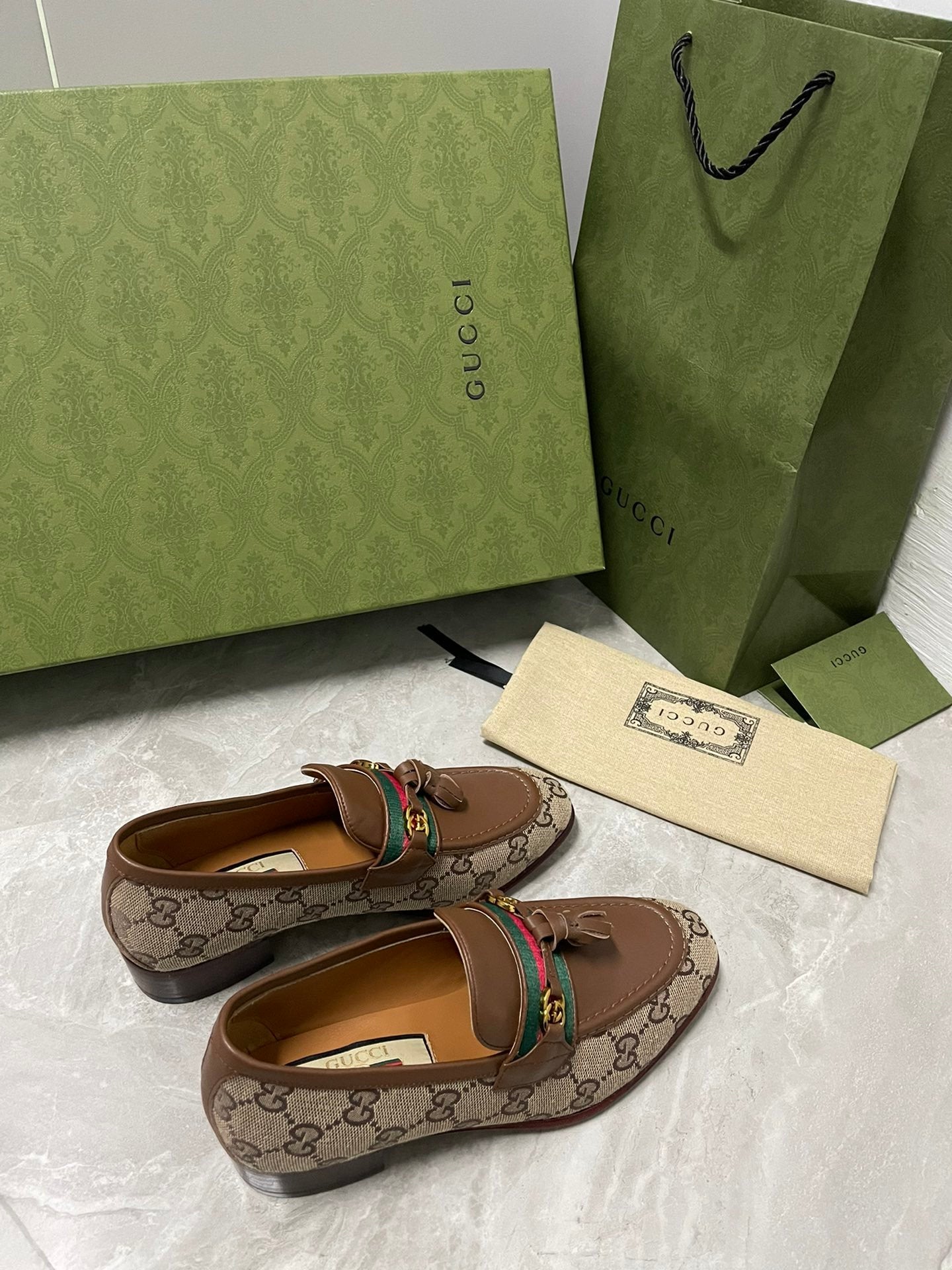 Beige loafer with tassel