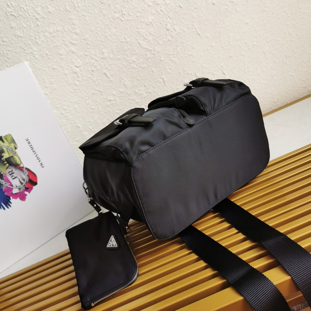 Black medium nylon backpack