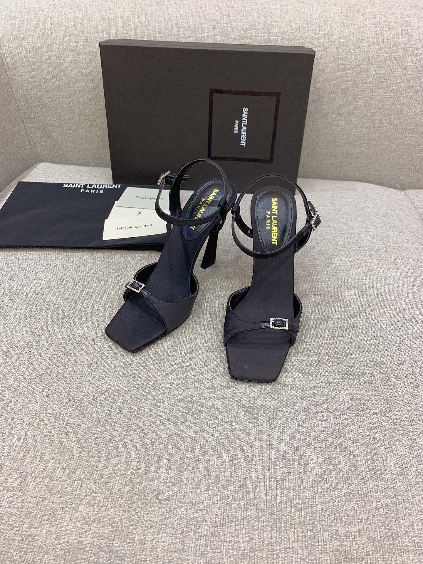 Black Venue 105 Sandals