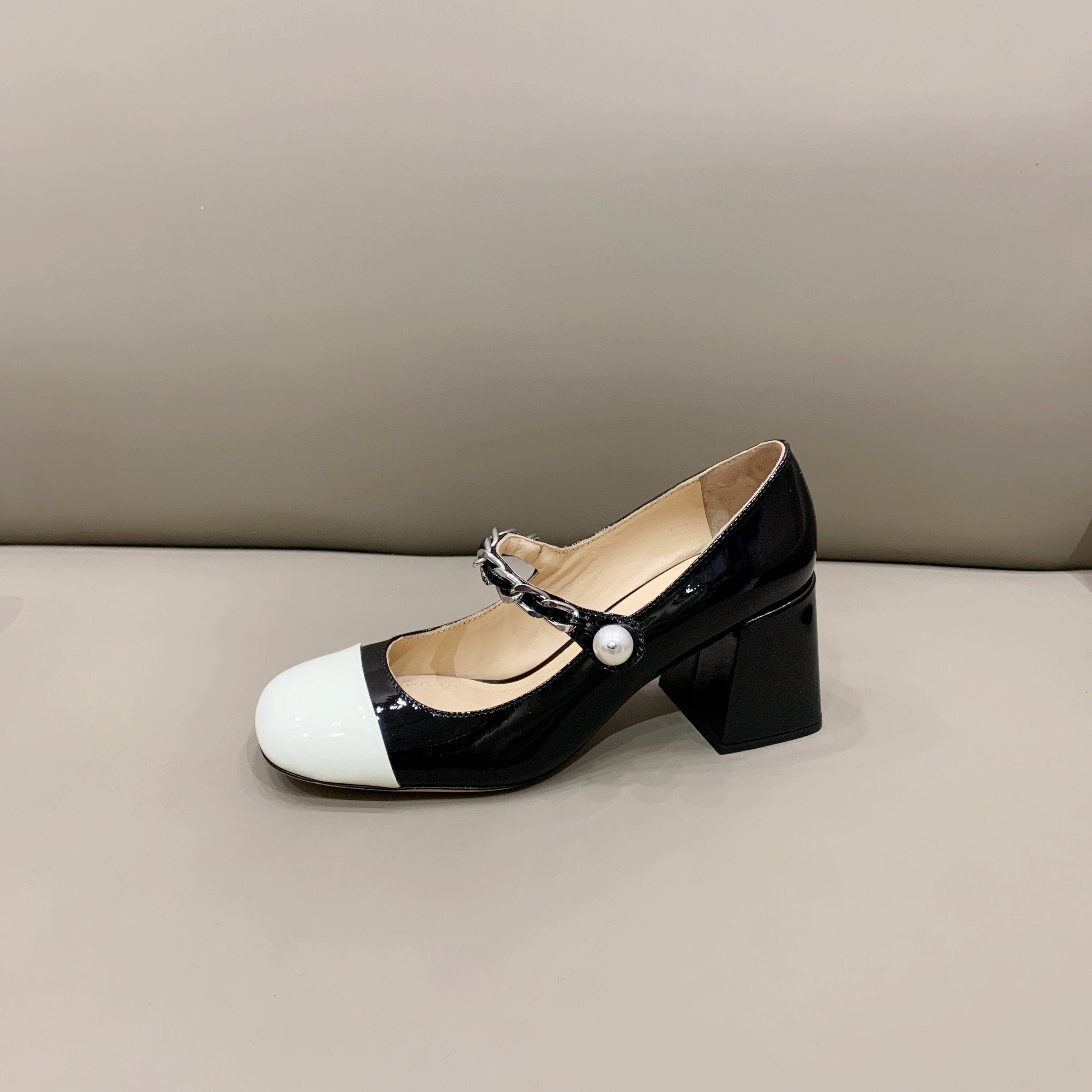 White & black MM patent leather 65 mm pumps