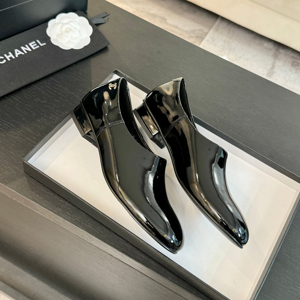 Black Moccasins In Patent Leather