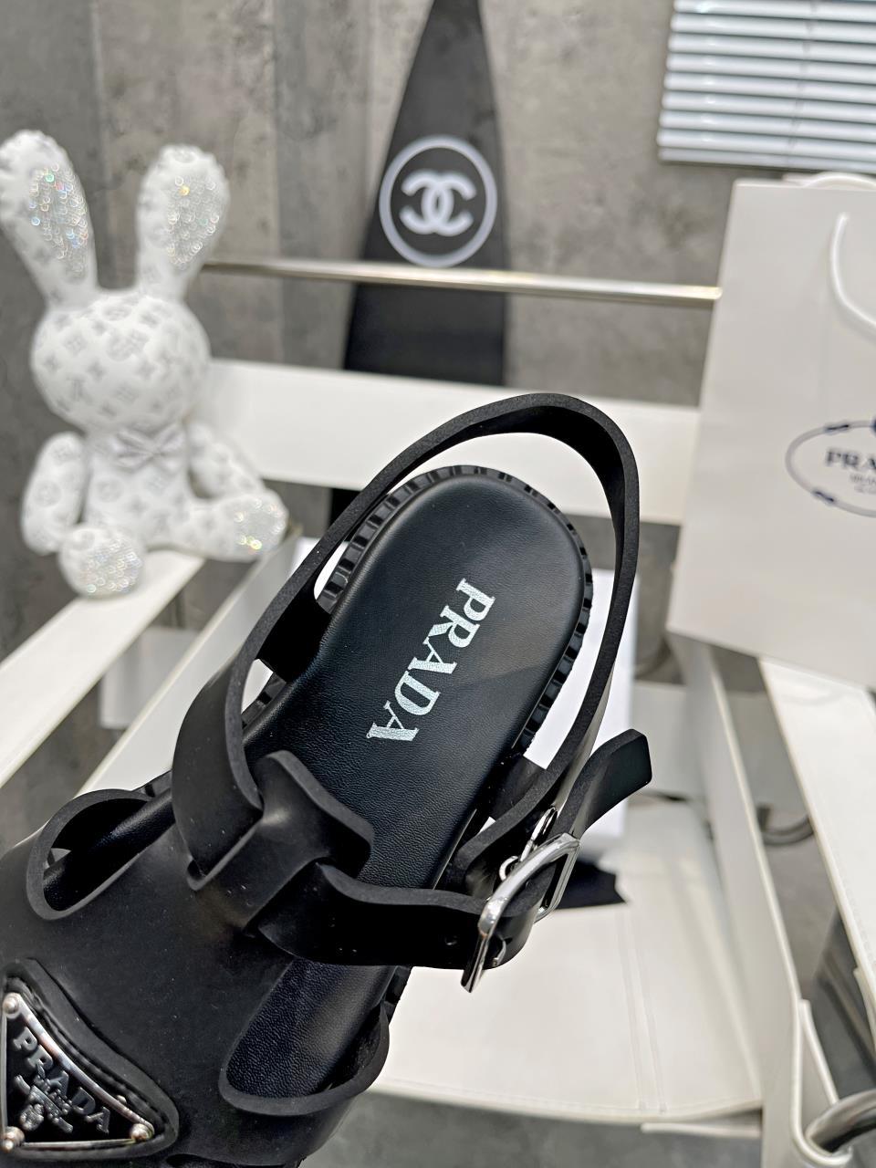 Black sporty foam rubber sandals