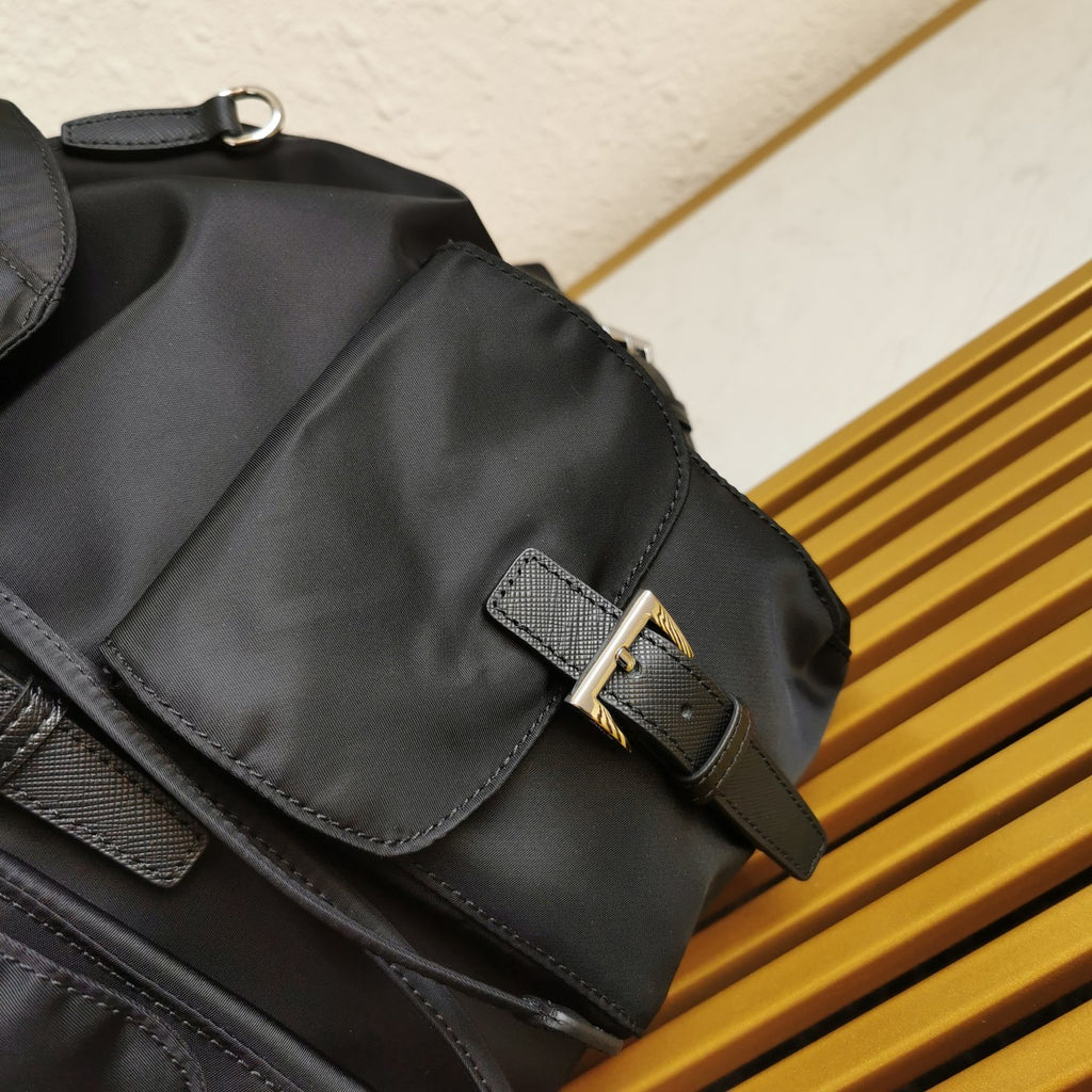 Black medium nylon backpack