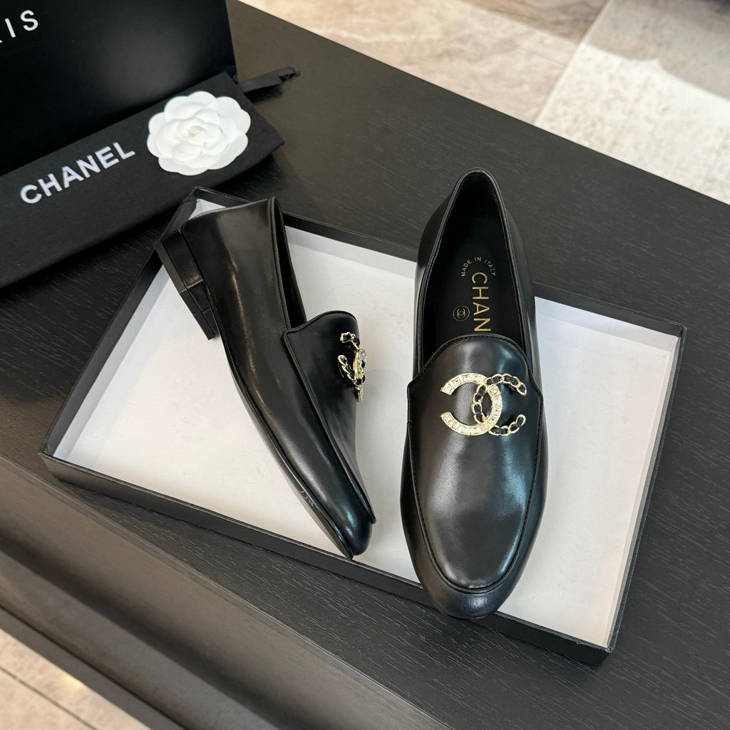 Black Moccasins With Embedded Logo Buckle