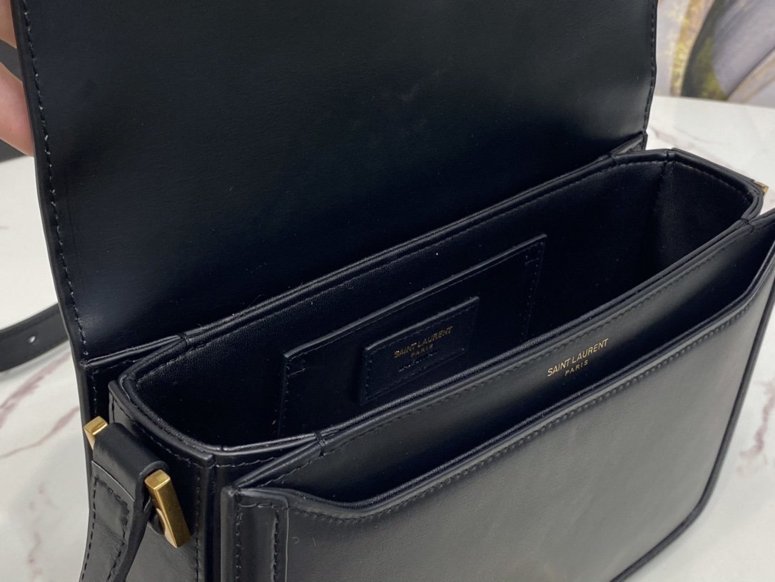 Black SS medium shoulder bag