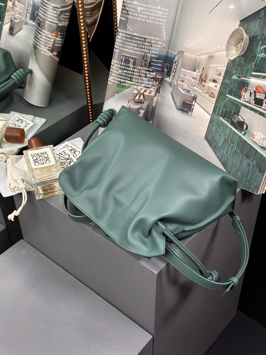 Vetiver Medium Flamenco Clutch