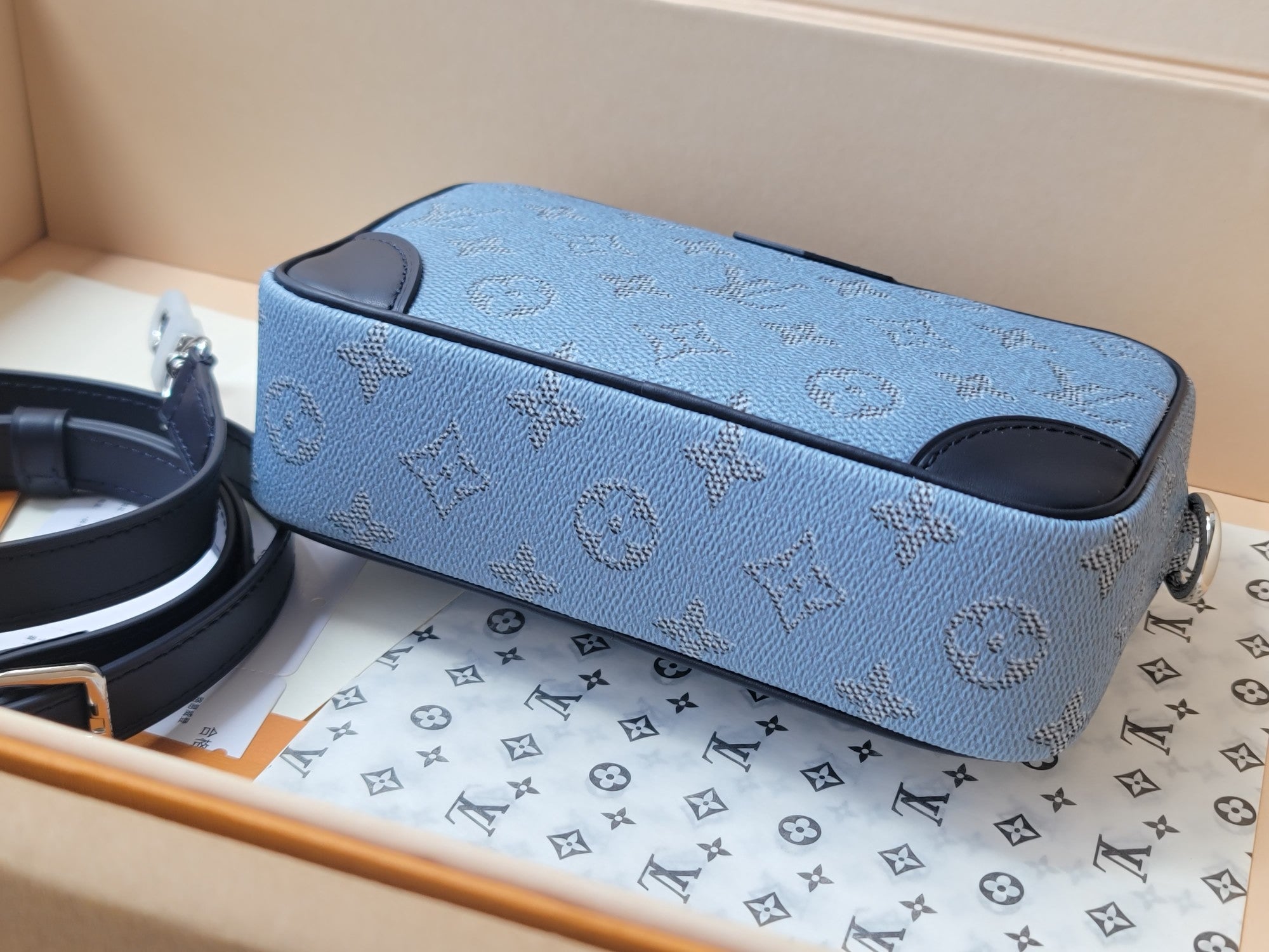 Blue Trocadéro Wearable Wallet
