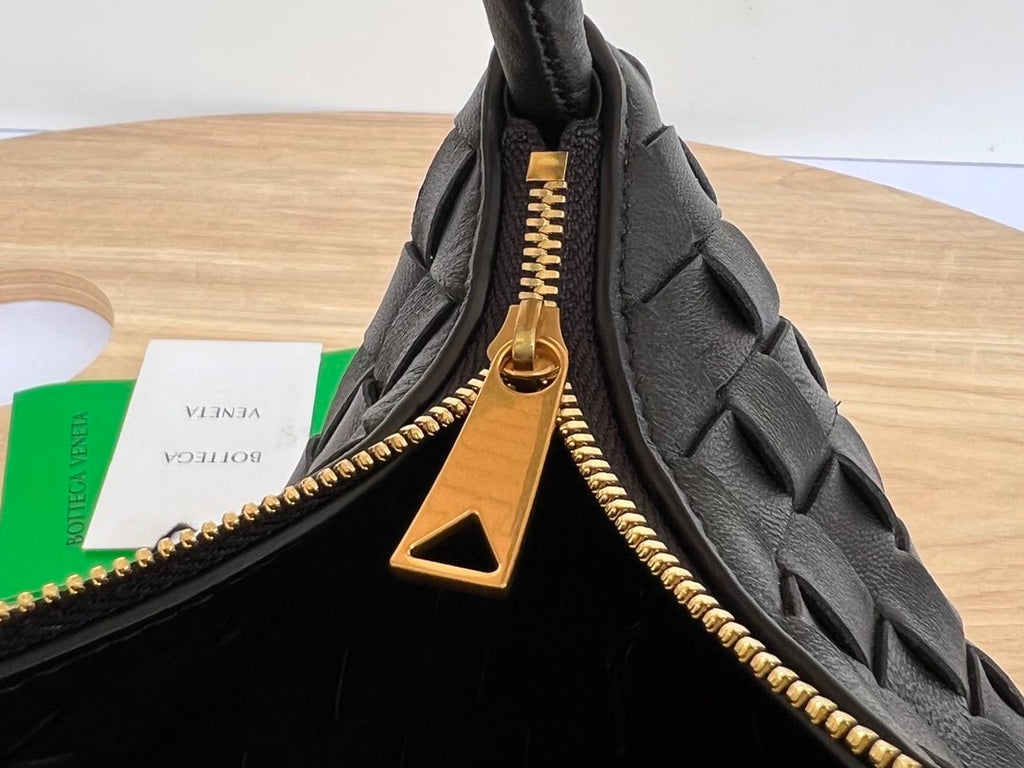 Black BV Medium Turn Pouch