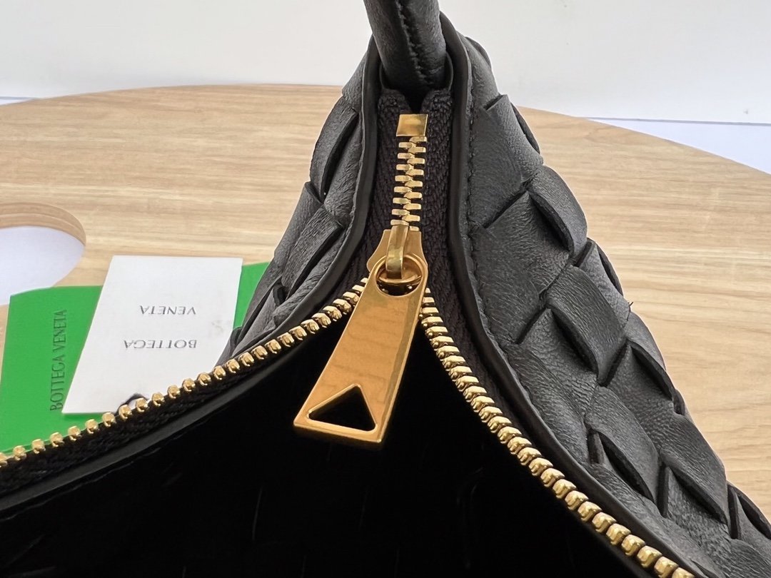 Black BV Medium Turn Pouch