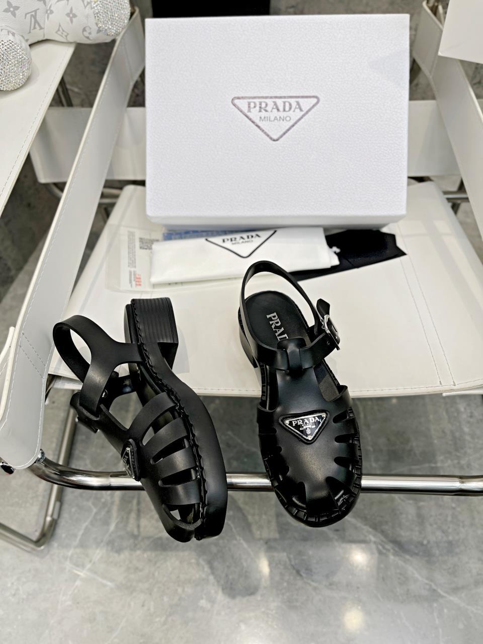 Black sporty foam rubber sandals