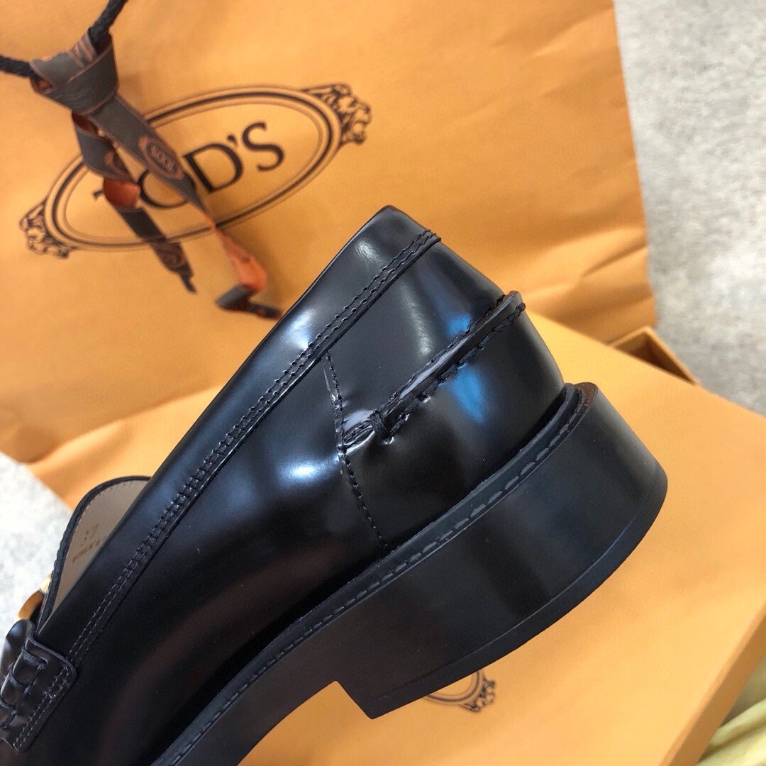 Black T loafers in leather