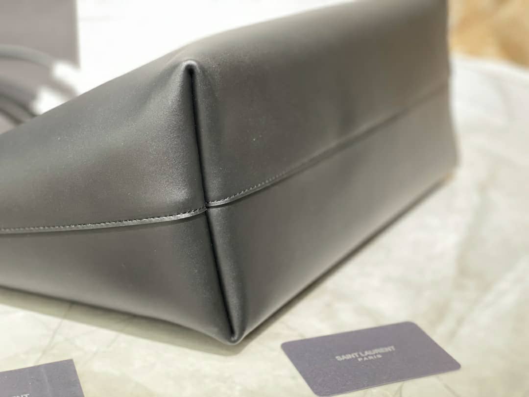 Black E/W shopping bag