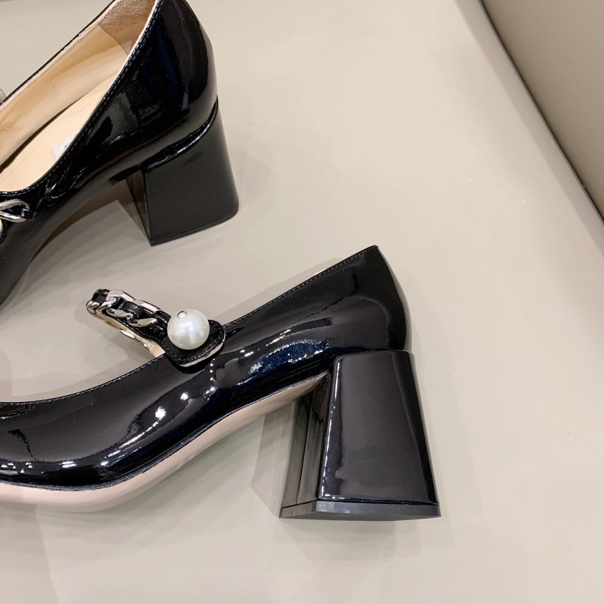 White & black MM patent leather 65 mm pumps