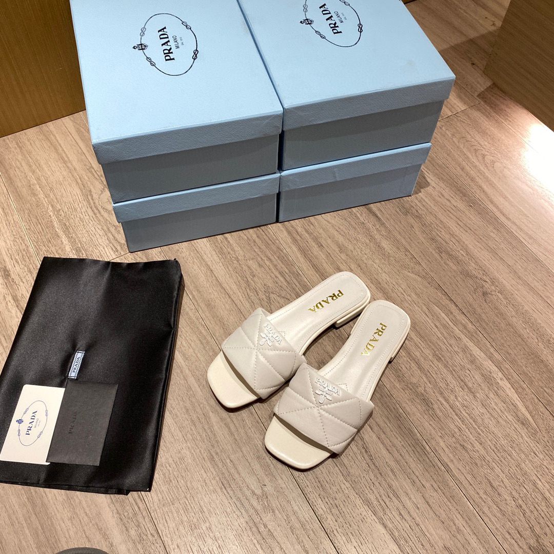 White quilted leather sabots
