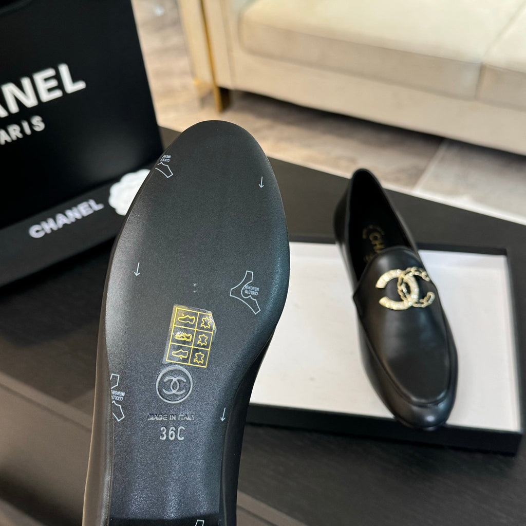 Black Moccasins With Embedded Logo Buckle