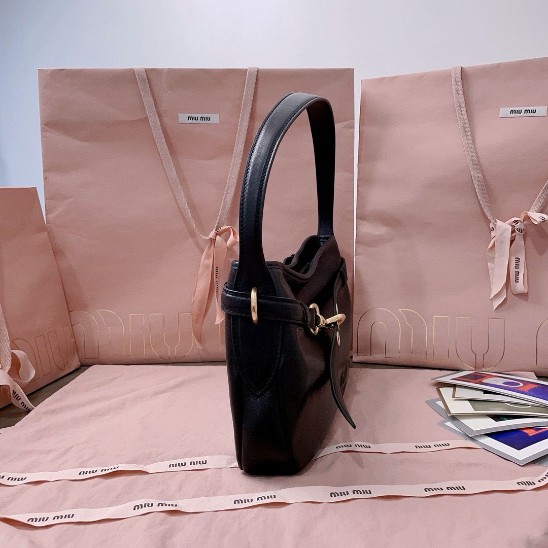 Black Aventure Leather Bag