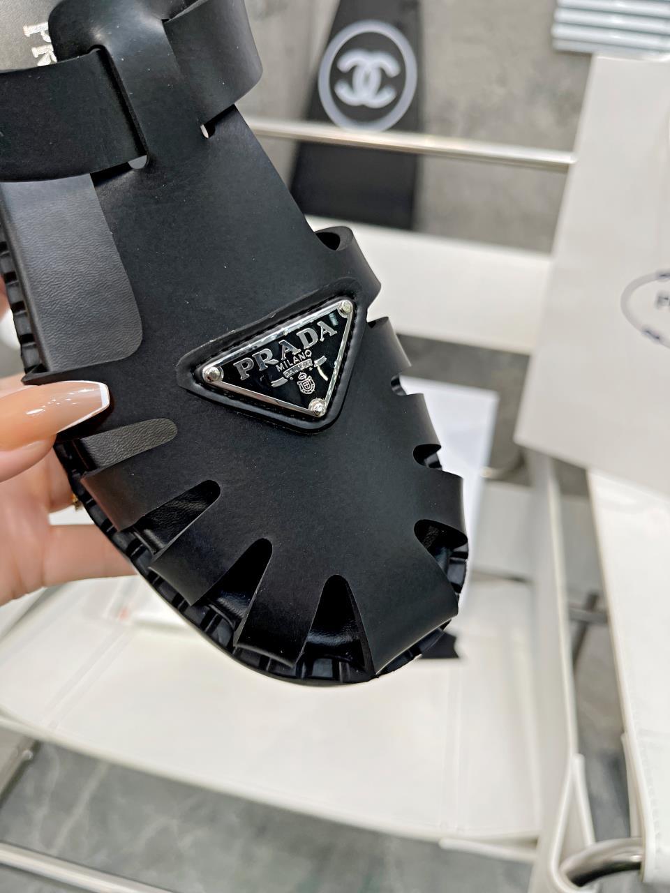 Black sporty foam rubber sandals