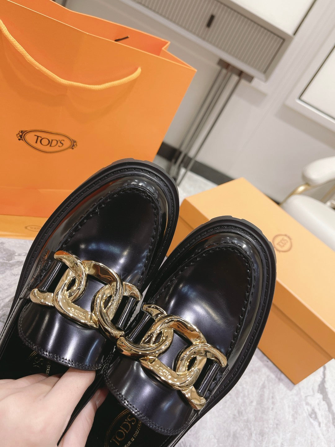 Black T loafers in leather