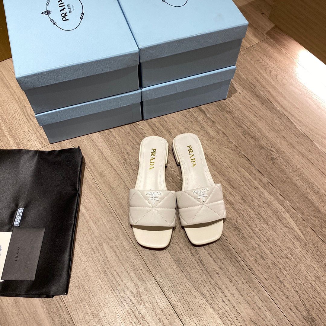 White quilted leather sabots