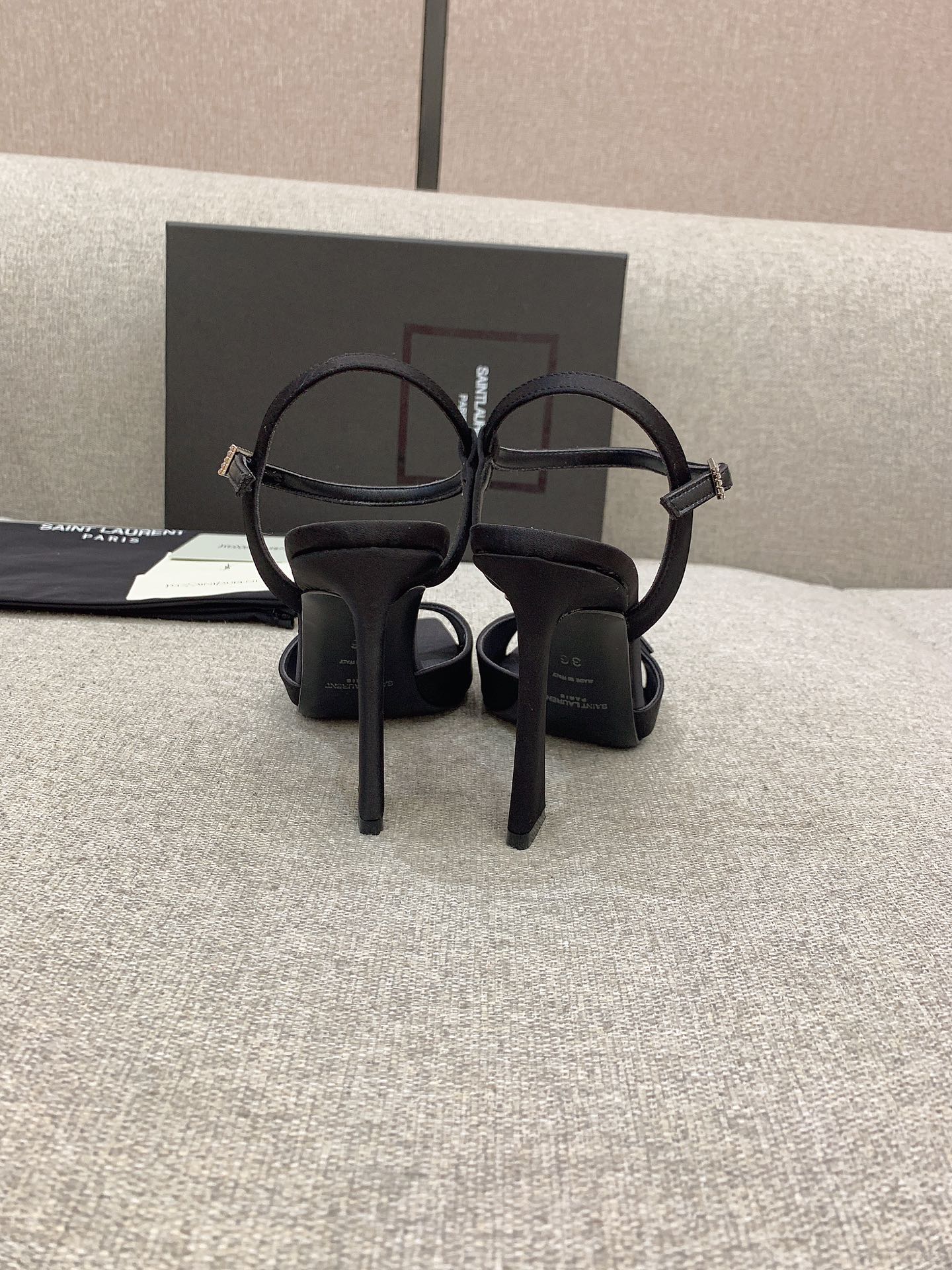 Black Venue 105 Sandals