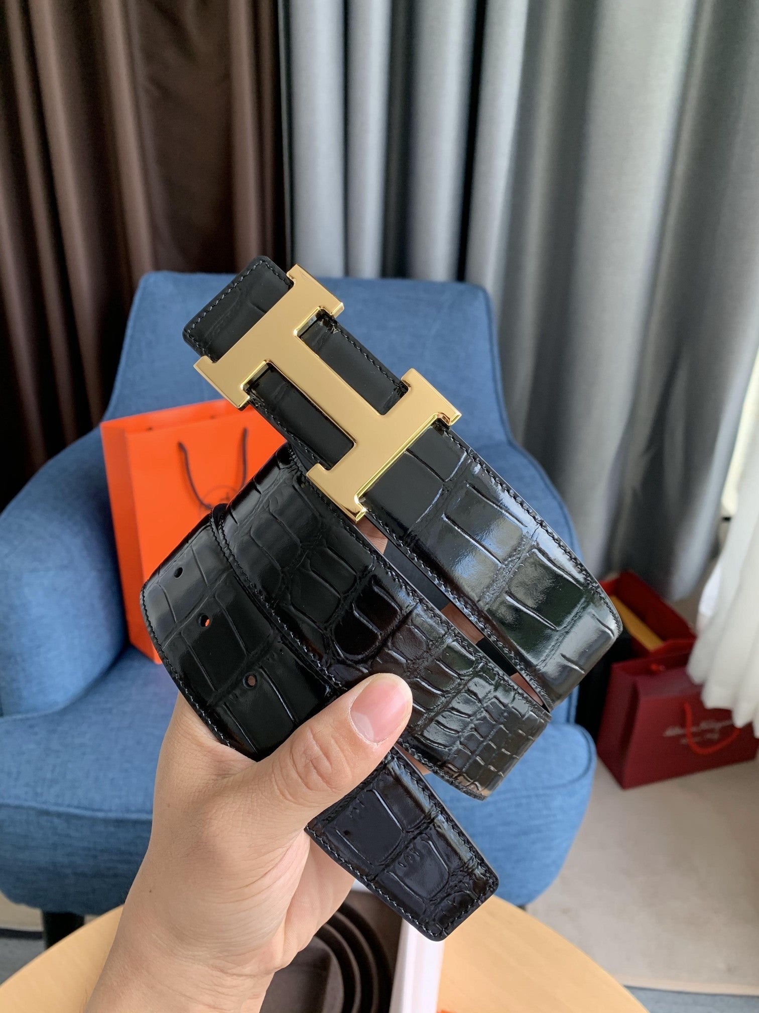 Noir H gold belt buckle & leather strap