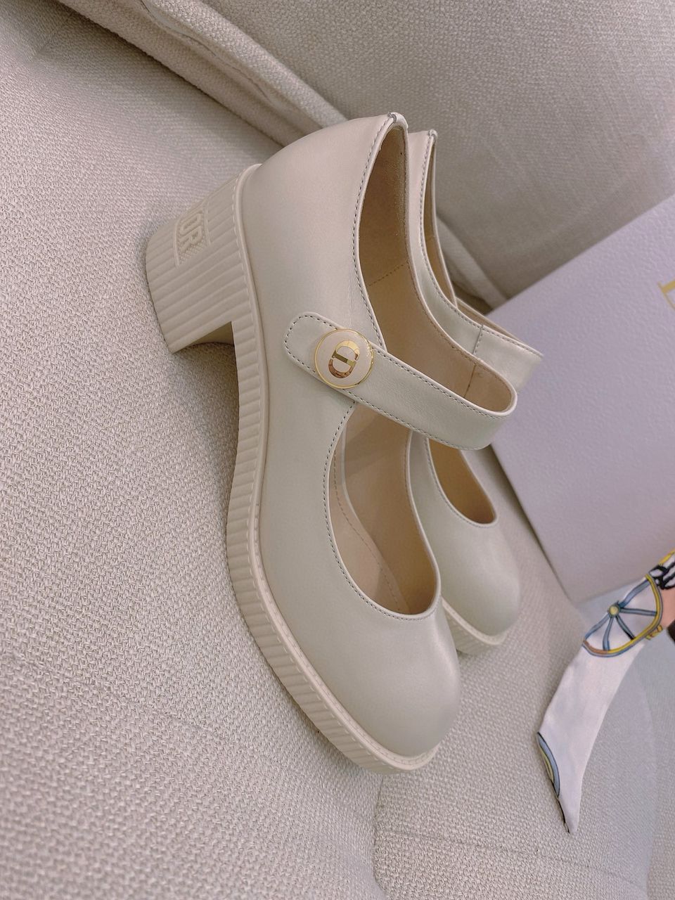 White Shiny Doll Pump