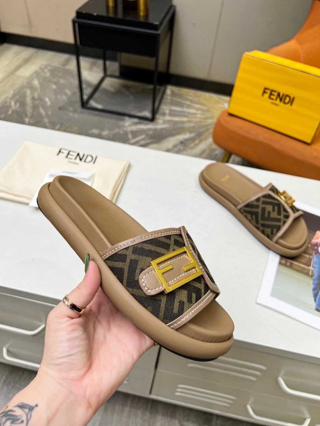 Brown fabric Feel slides