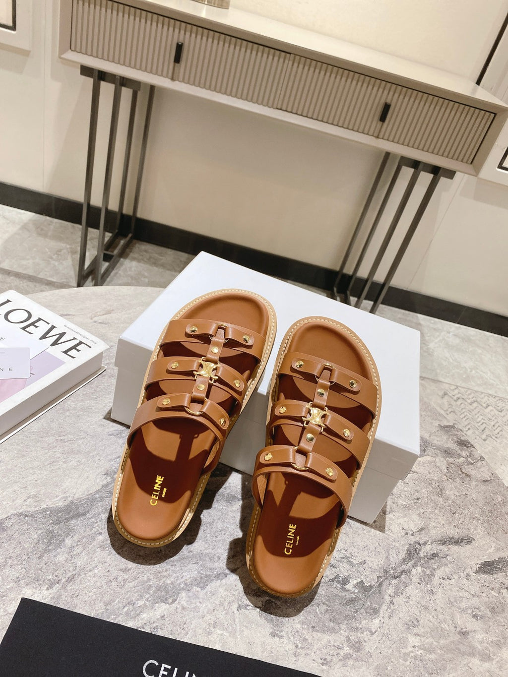 Tan Tippi Slides