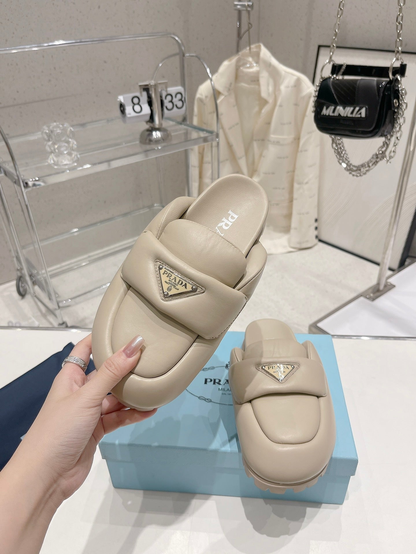 Desert beige P soft padded leather sabots