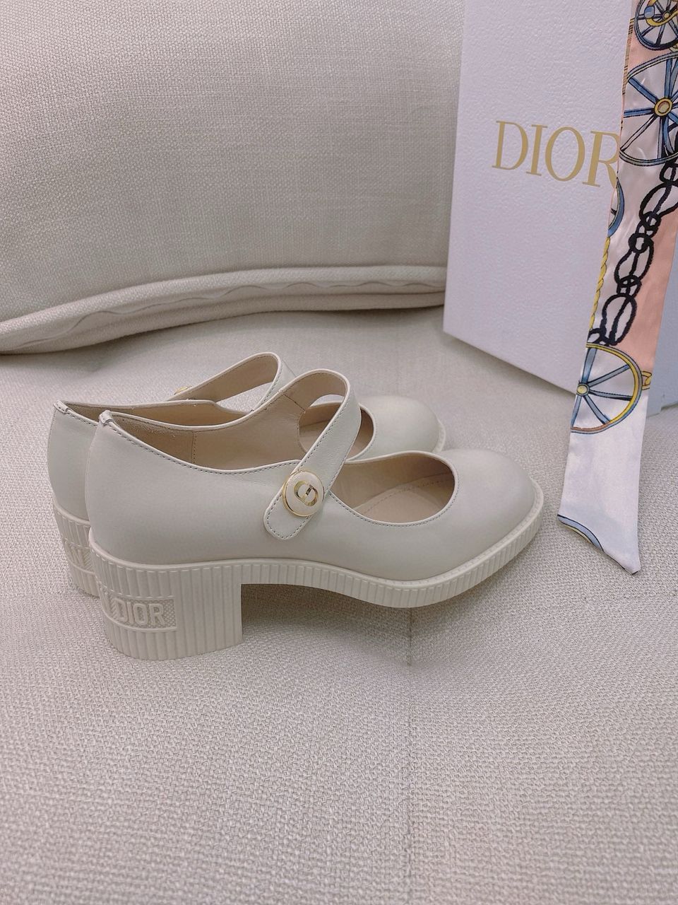 White Shiny Doll Pump