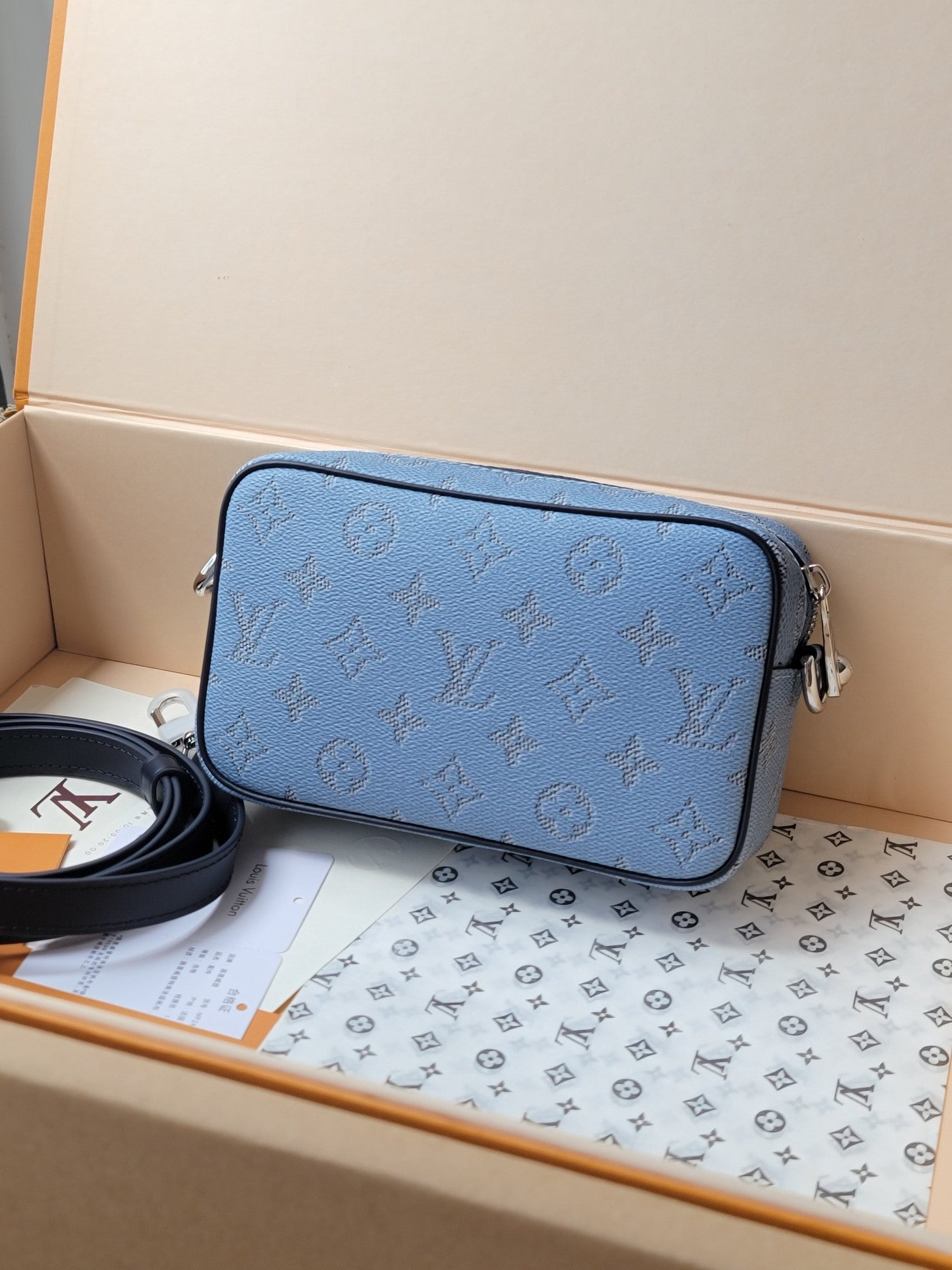 Blue Trocadéro Wearable Wallet