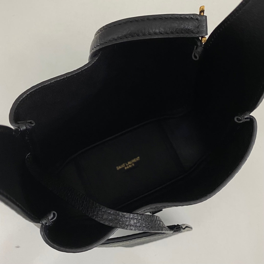 Black Le 5 à 7 Supple Baby In Grained Leather