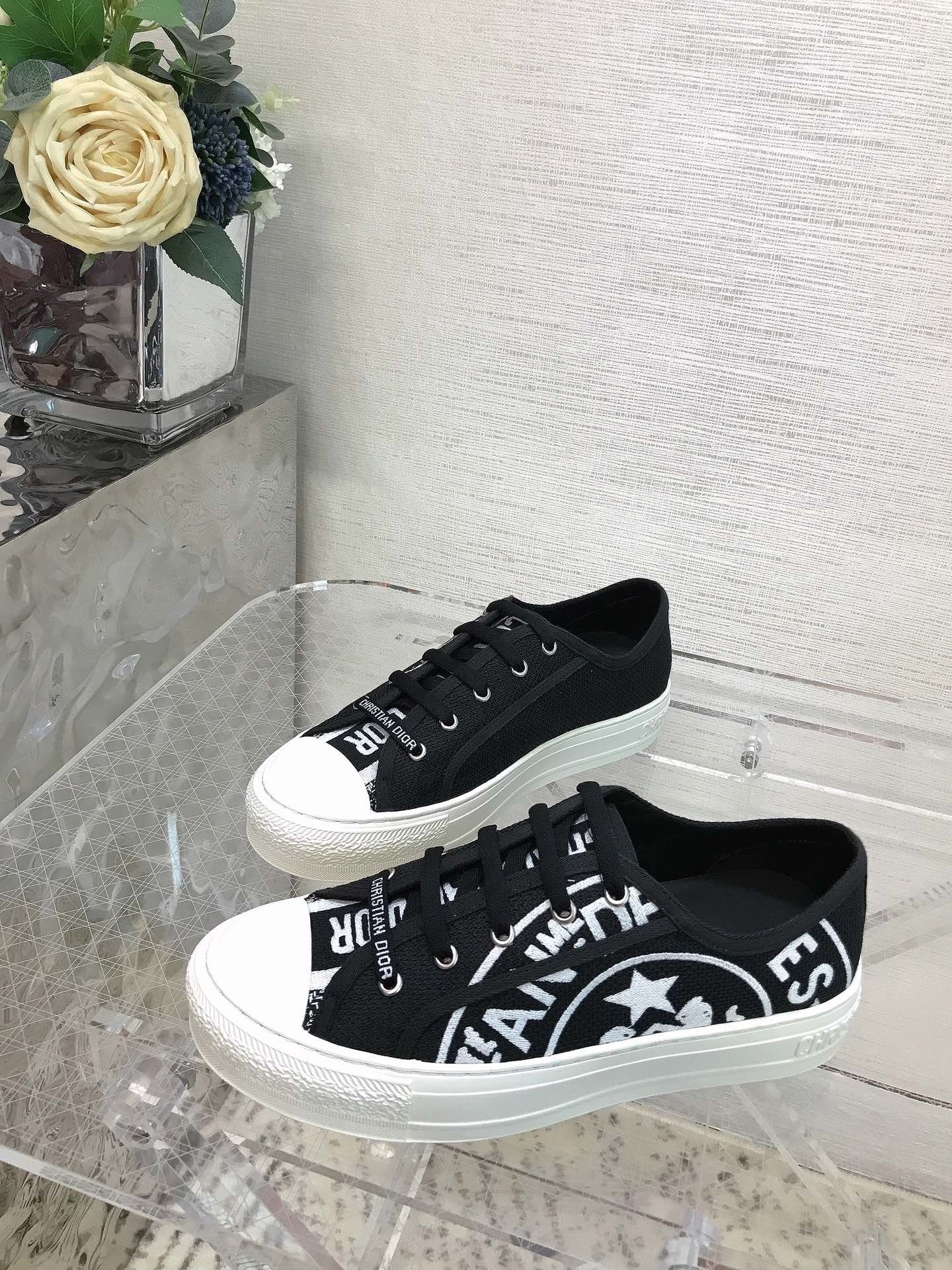 Black canvas WD sneaker