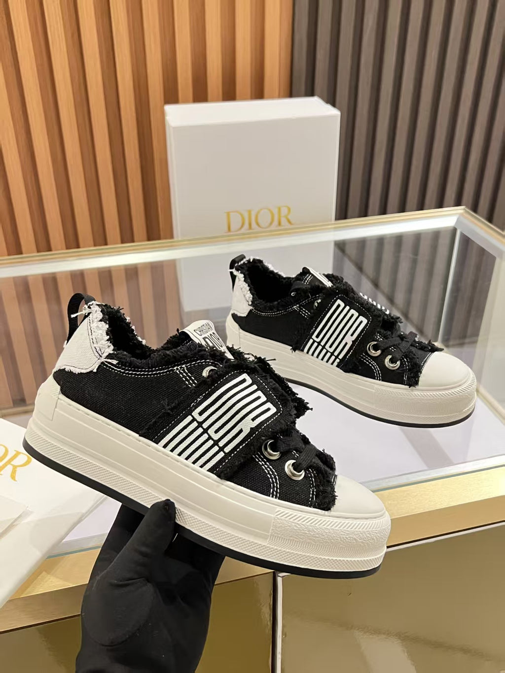 Black & White Walk'n Platform Sneaker