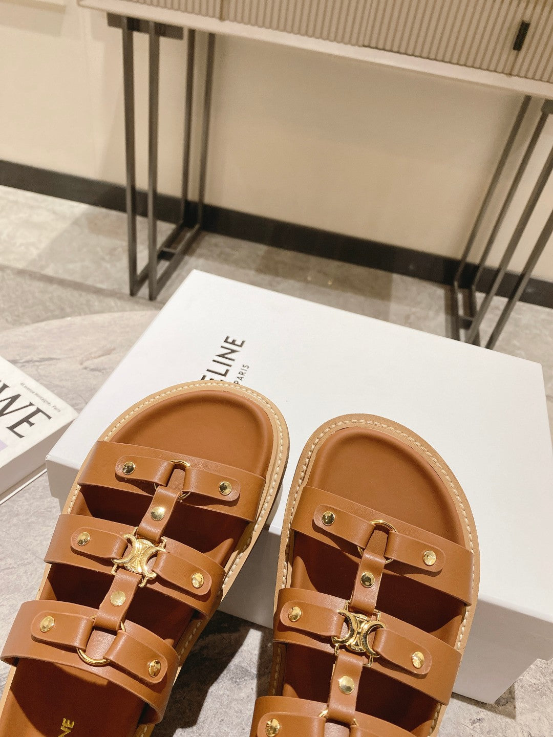 Tan Tippi Slides