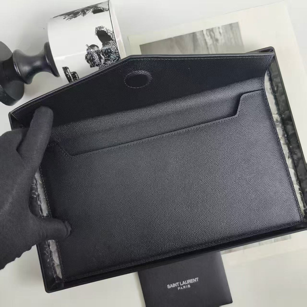 Black Uptown Pouch In Grain De Poudre Leather