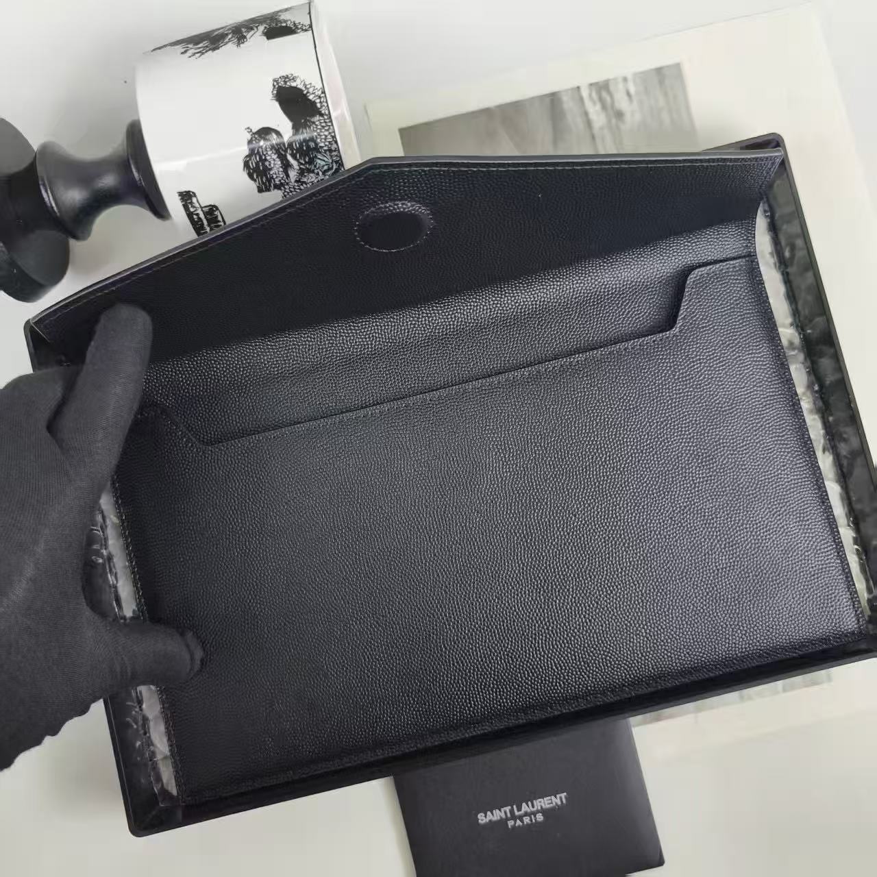 Black Uptown Pouch In Grain De Poudre Leather