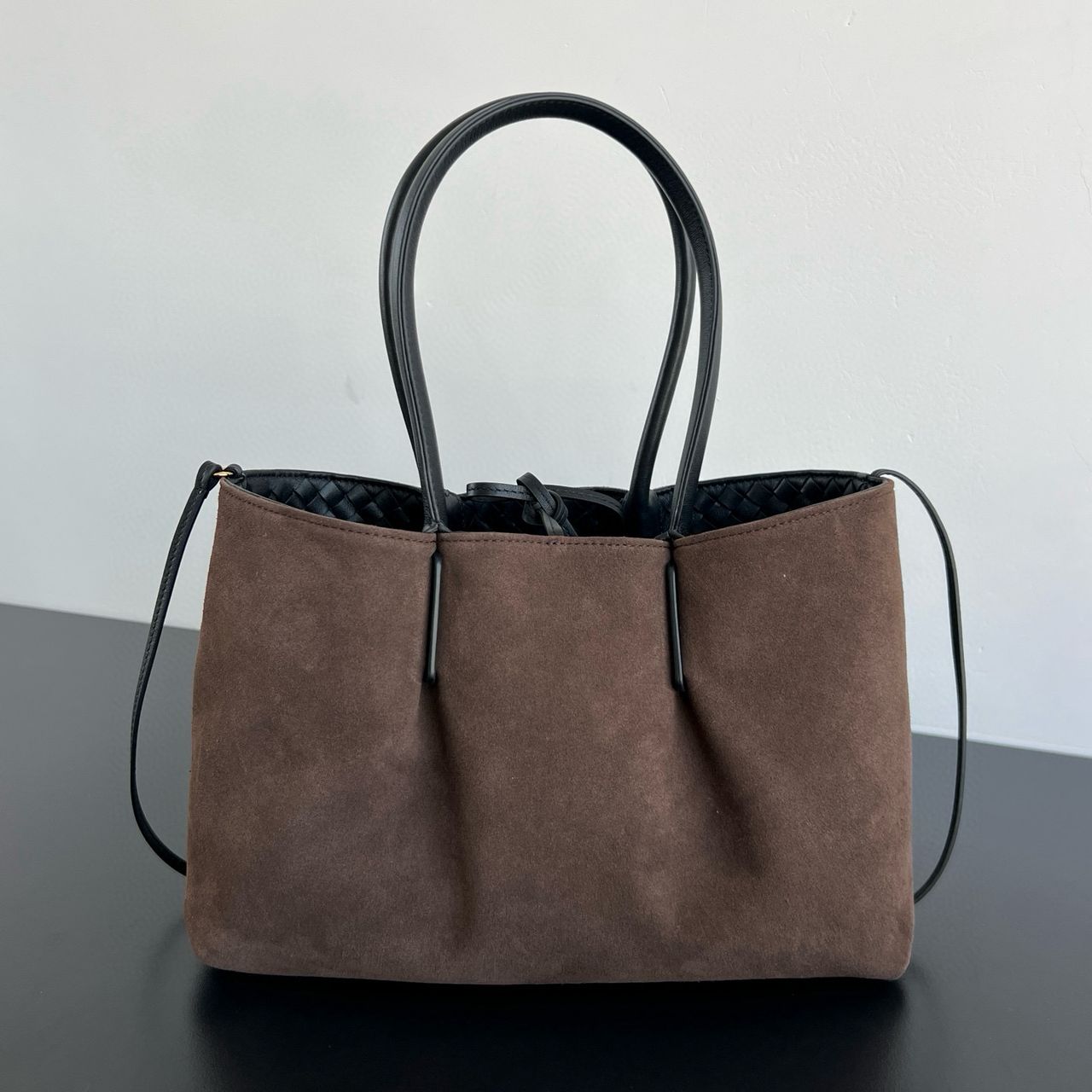 Black/Fondant Medium Pinacoteca