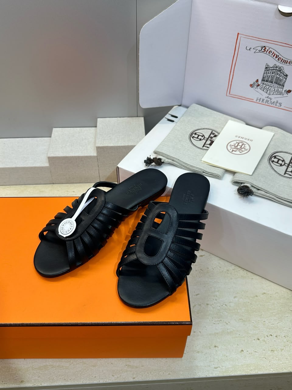 Noir Noria Sandal