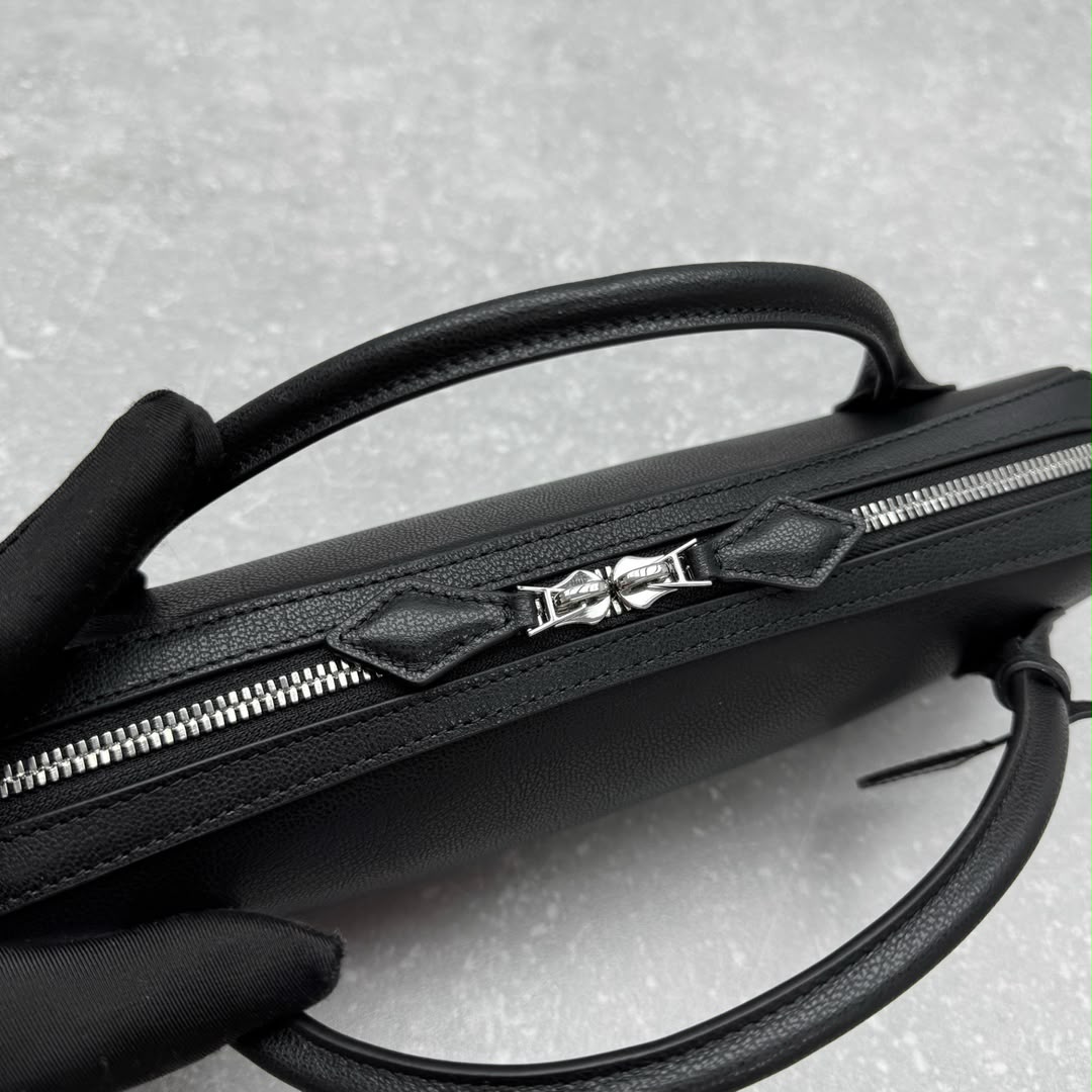 Black Le Teckel Clutch