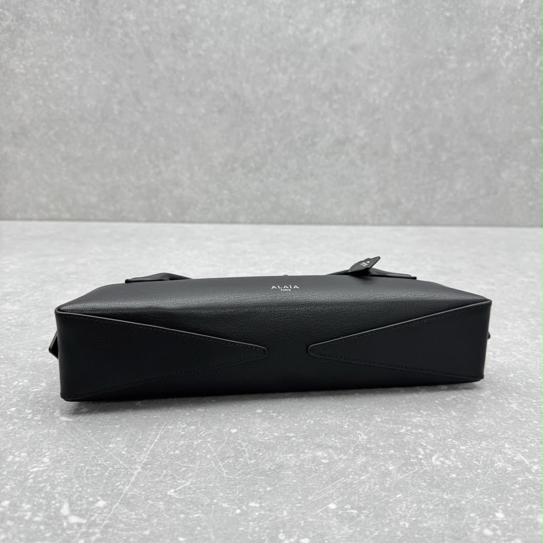 Black Le Teckel Clutch