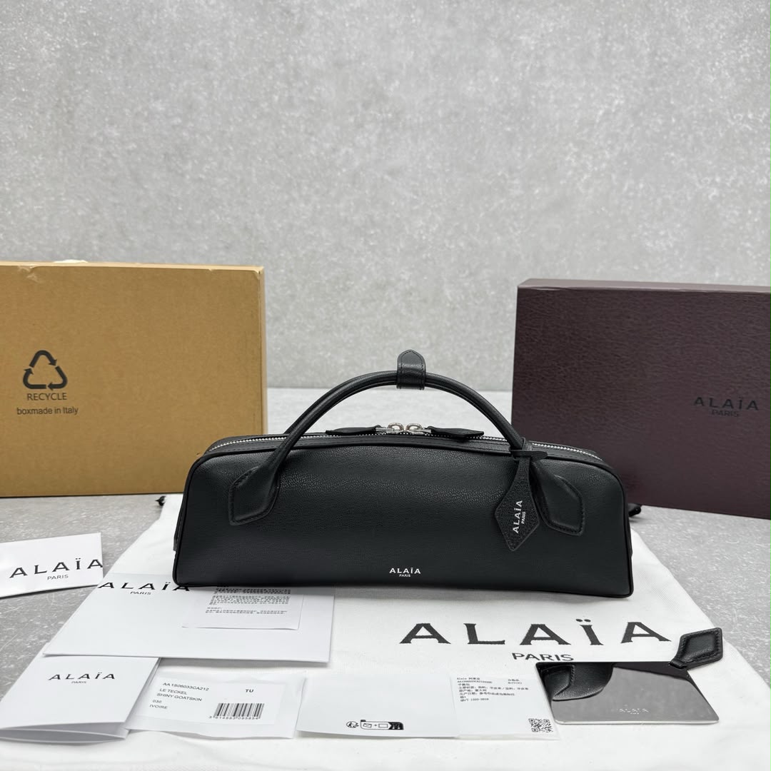 Black Le Teckel Clutch
