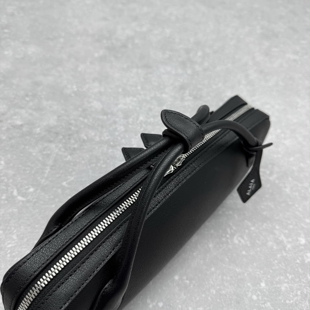 Black Le Teckel Clutch