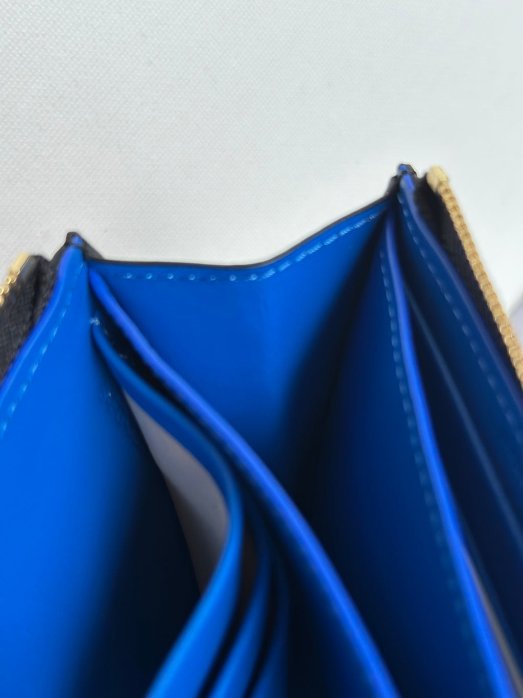 Black / Ultra Blue Flat Zipped Wallet Triomphe Stamp