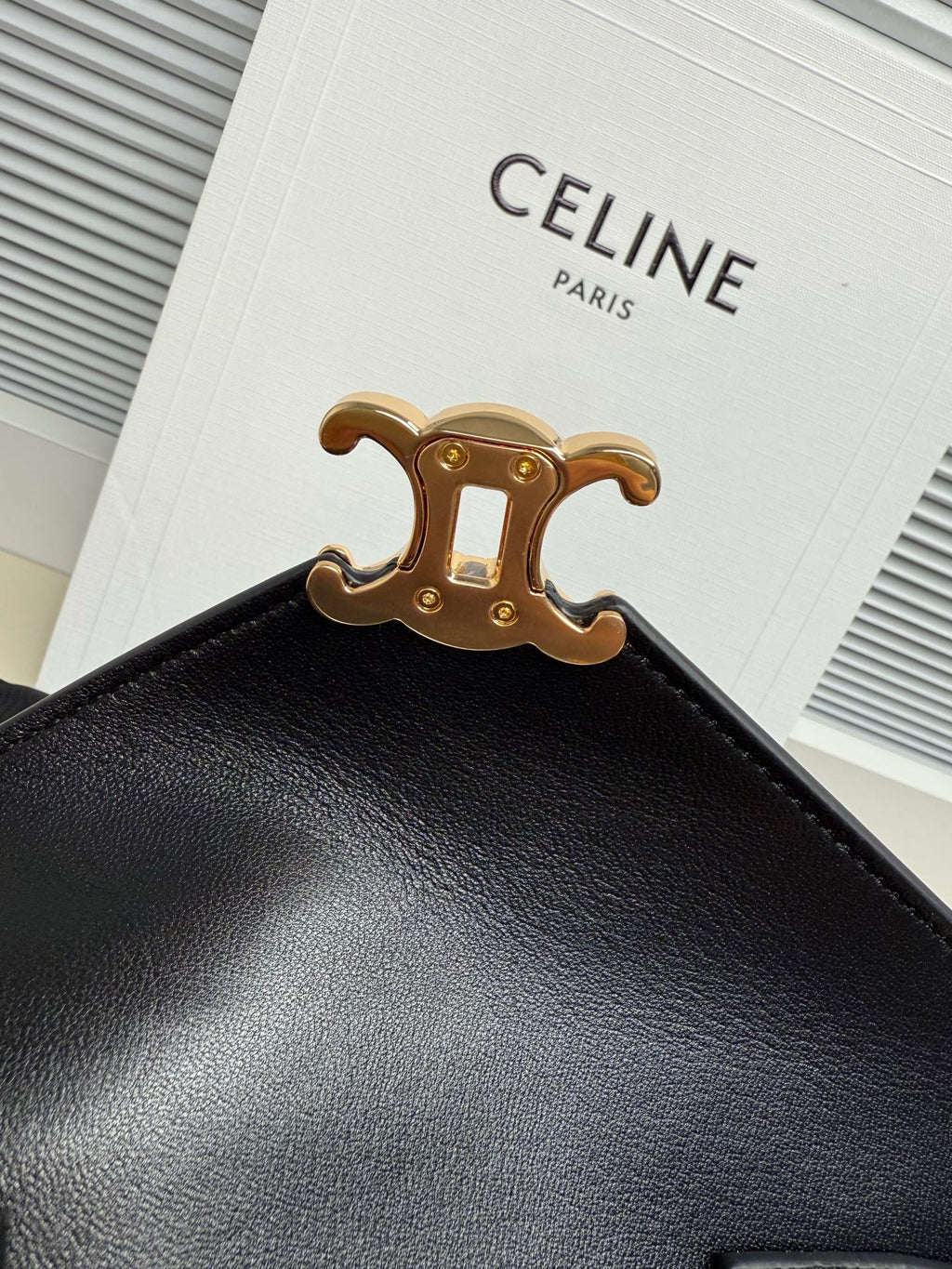 Black Small Flair In Grained Leather - 8