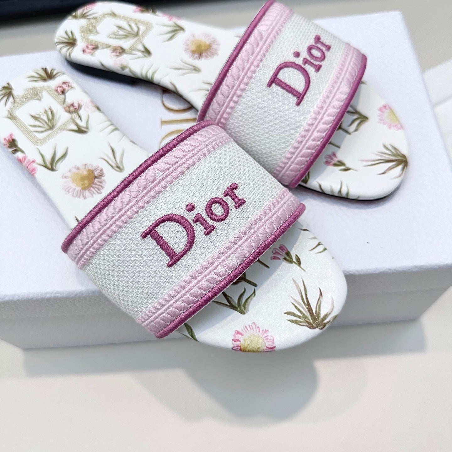 White & Songe Pink Dway Slide