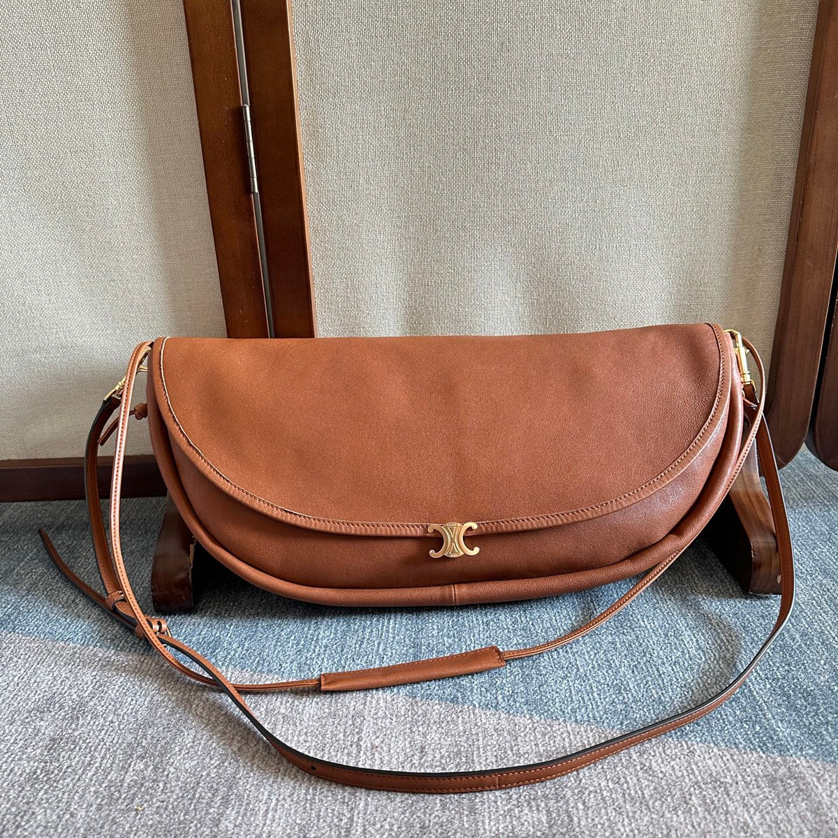 Soft Tan Soft Triomphe Halfmoon In Leather - 2