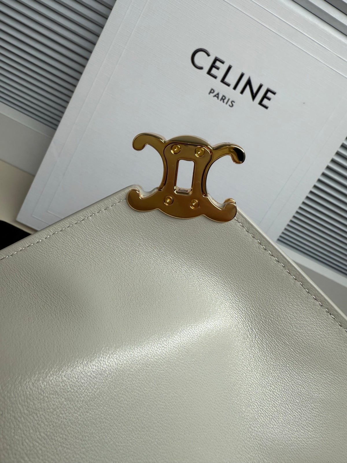 Creamy White Small Flair In Leather - 8