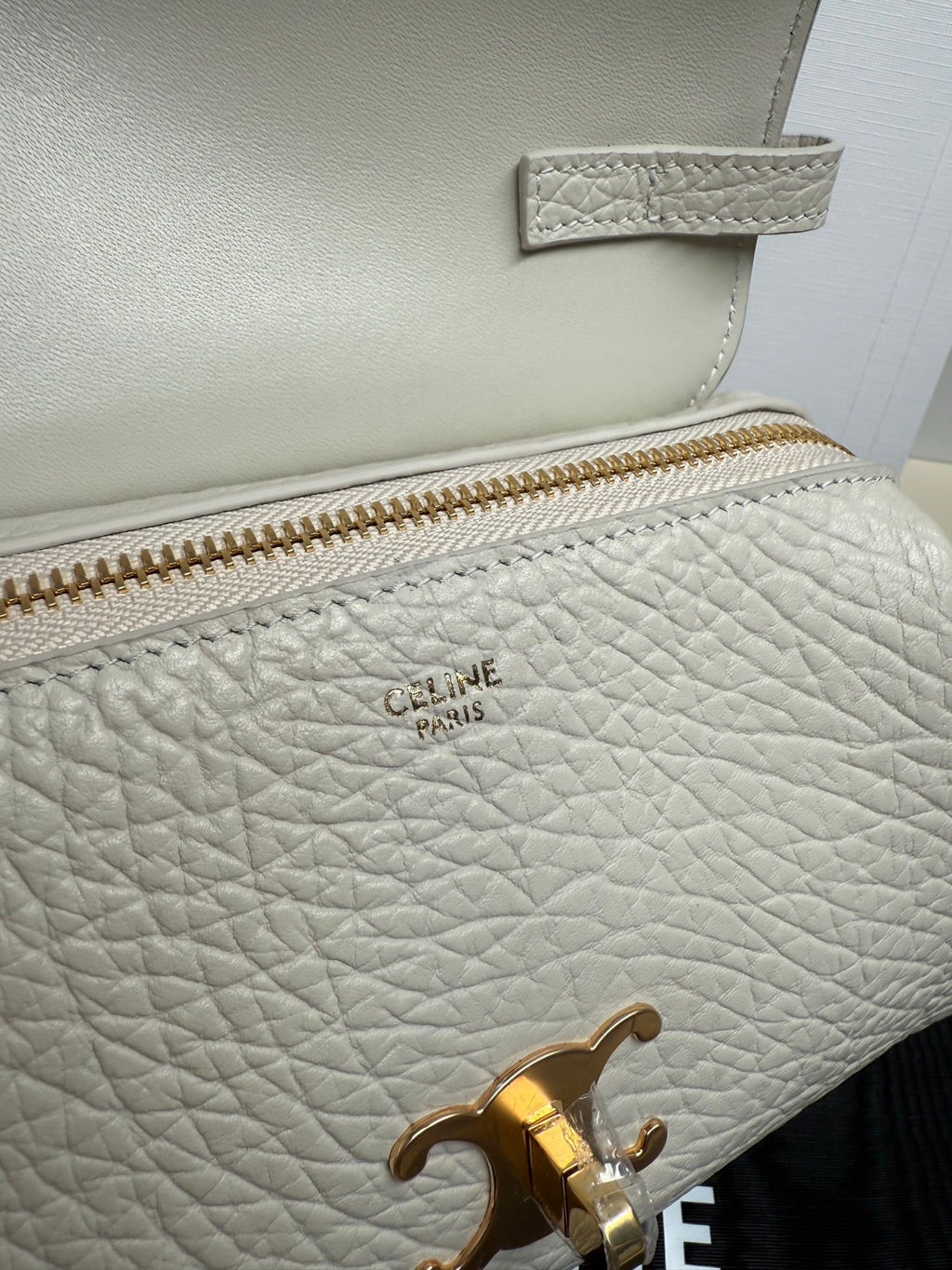 Creamy White Small Flair In Leather - 9
